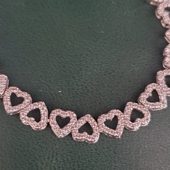 Crystal Hearts Tennis Bracelet Silver Tone Safety Chain Unsigned 6 to 8 Inches - Picture 3 of 8